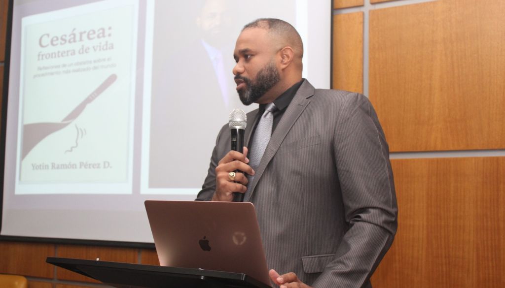 Dr. Yotin Pérez pone en circulación su libro “Cesárea: frontera de vida”  