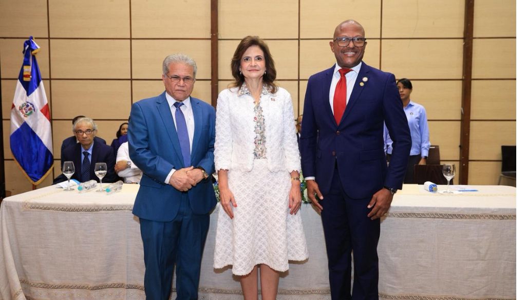 Juramentan al Dr. Luis Peña Núñez como nuevo presidente del Colegio Médico  