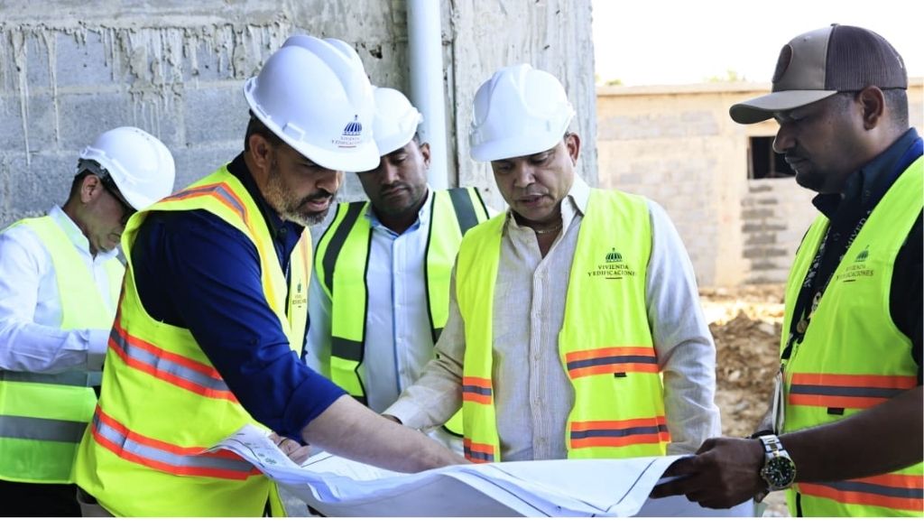 Director del SNS supervisa obras hospitalarias en Azua y San Cristóbal  