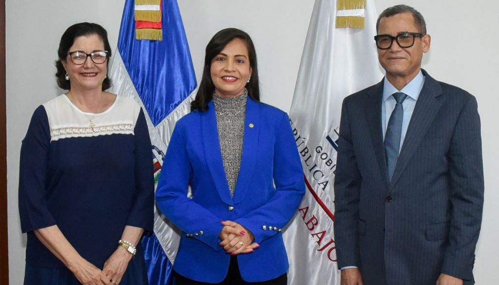 Juramentan a Anneline Escoto como subgerente general del CNSS 