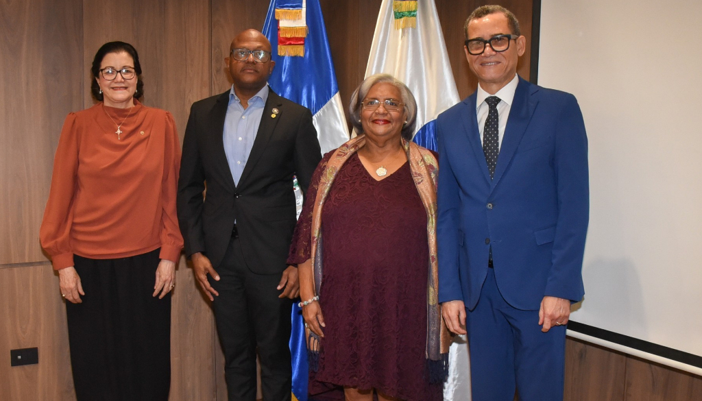 CNSS juramenta presidente del Colegio Médico Dominicano 