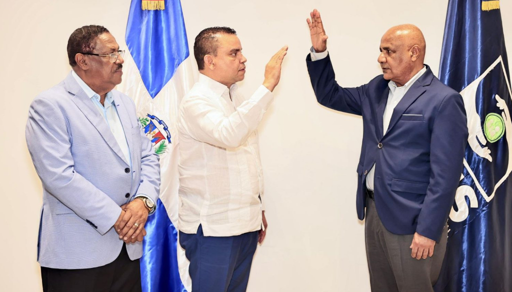 SNS juramenta a epidemiólogo Rafael de Luna como Coordinador Nacional de Hospitales 