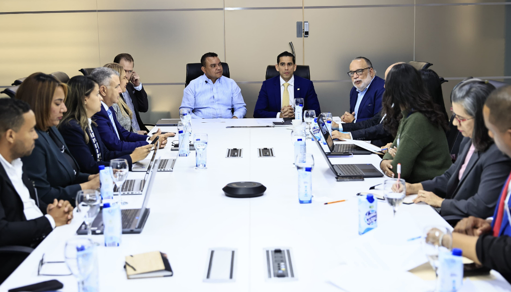 Autoridades del SNS y SeNaSa refuerzan coordinación para garantizar cobertura integral a afiliados 