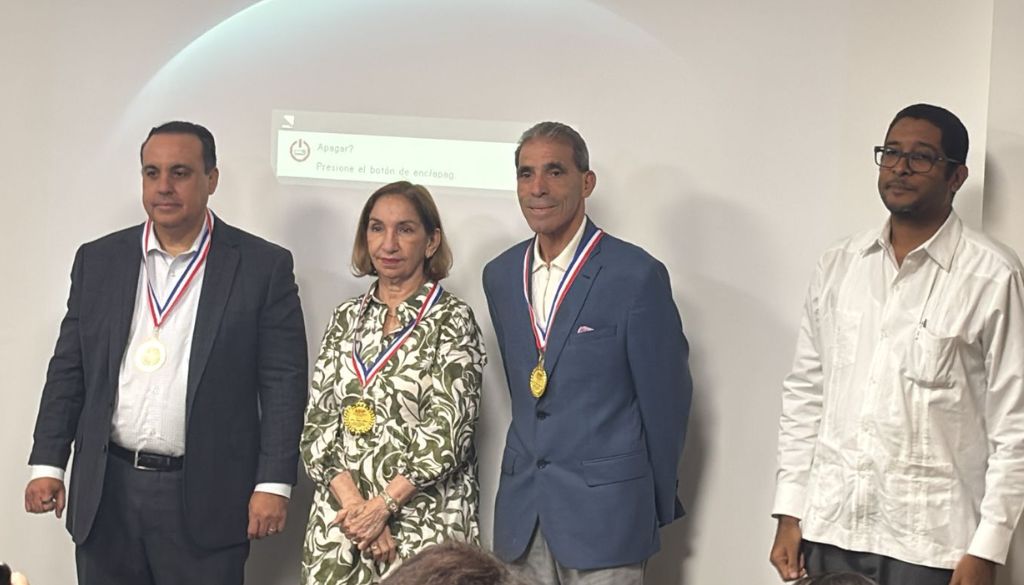 Dr. Eddy Pérez-Then recibe reconocimiento en asamblea de ADIP y ofrece conferencia sobre inteligencia artificial en salud 