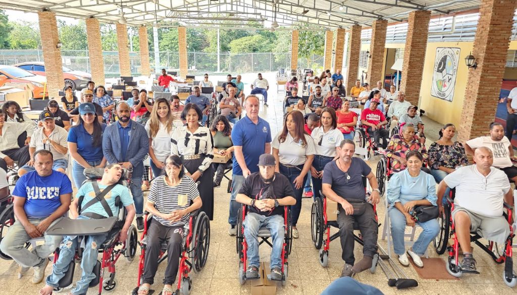 Entregan sillas de ruedas a personas vulnerables en Puerto Plata y Santiago 